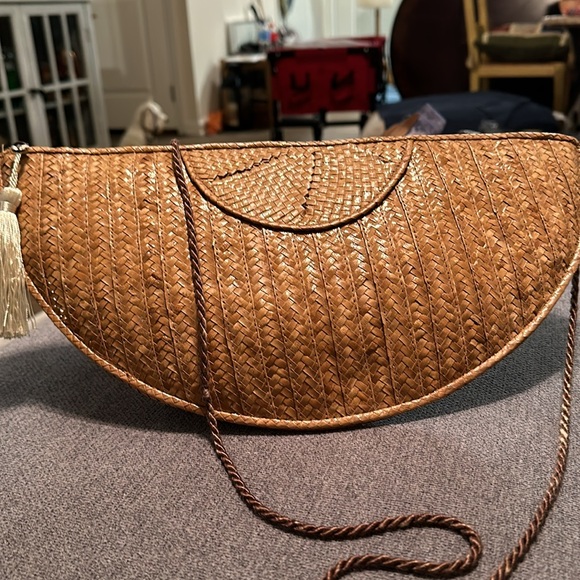 Cute half moon woven purse.  Great condition.. no damage. Great summer bag. - Picture 2 of 4